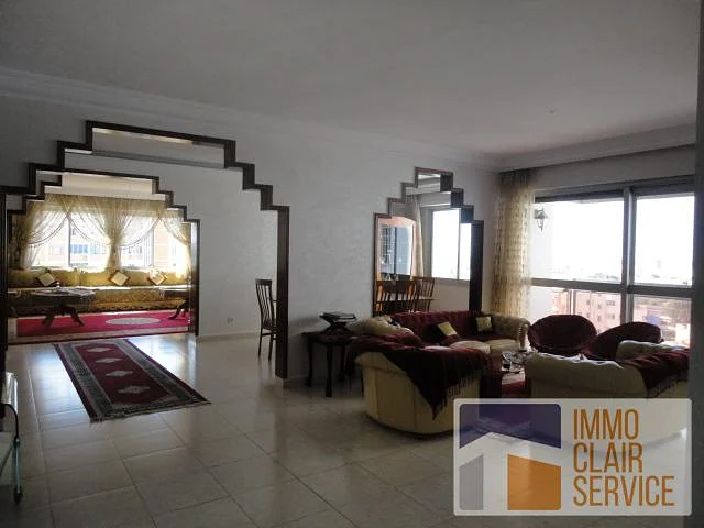 Hoekappartement met Uitzicht en Terras in Casablanca