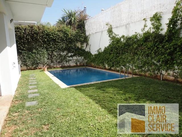 فيلا حديثة للإيجار في عين دياب