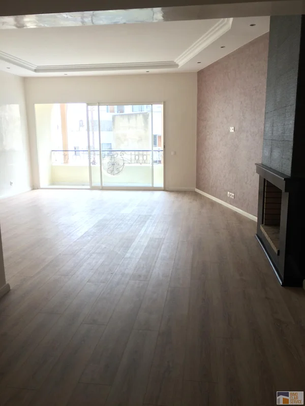 شقة للبيع مع تراس في حي الراسين