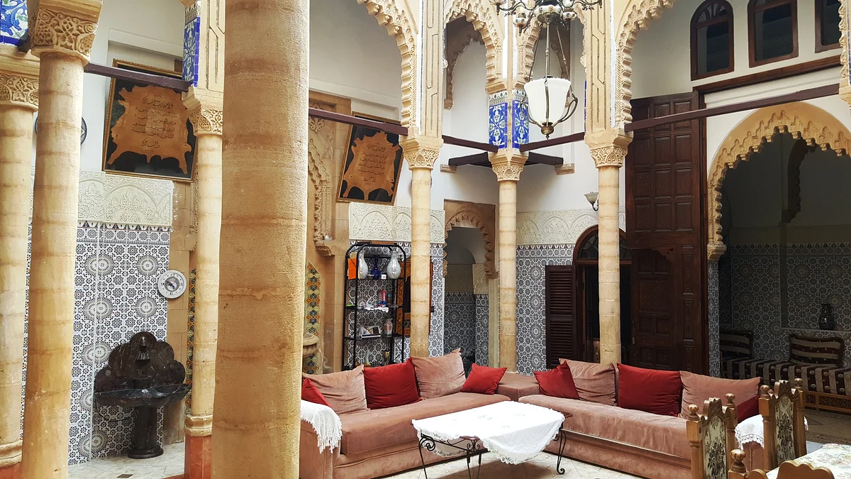 رياض مع مسبح في قلب الرباط