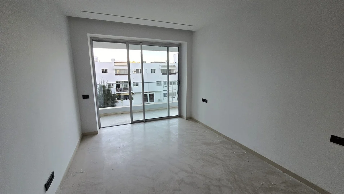 شقة للإيجار في حي أكدال 2 غرف وصالة في الطابق الرابع