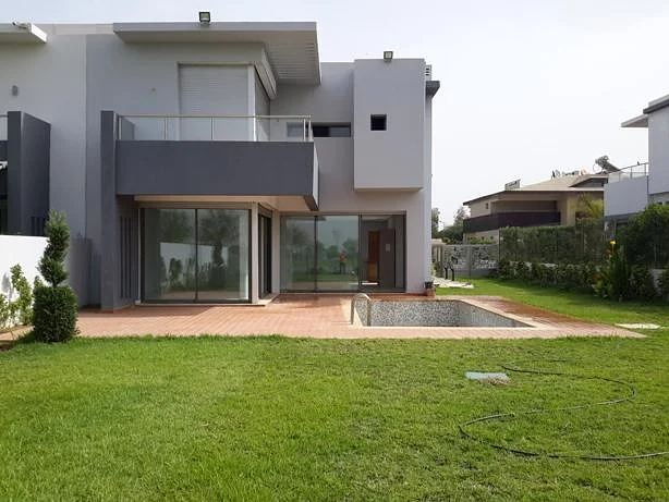 Prachtige Villa met Zwembad en Golfzicht in Bouskoura