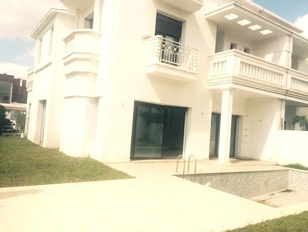 Nieuwe Luxe Villa met Zwembad in Bouskoura