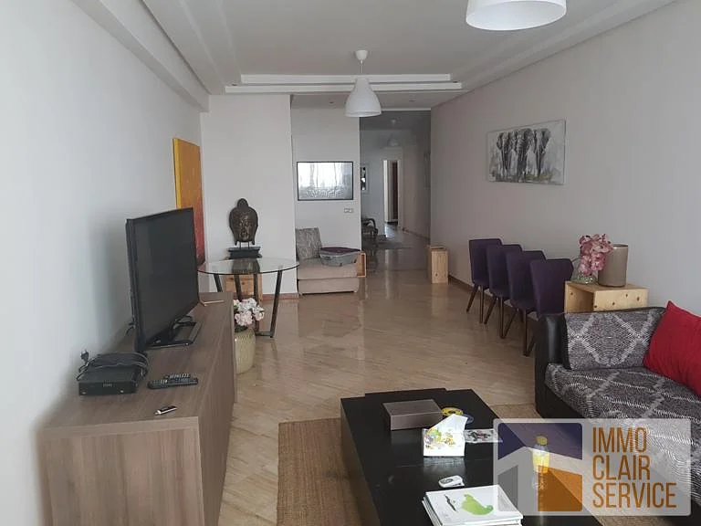 Modern gemeubeld appartement met terras in Maarif