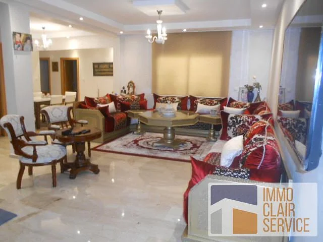 Gerenoveerd Appartement met Terras in Casablanca