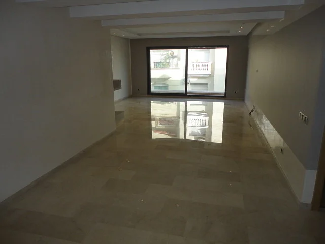 شقة جديدة للإيجار مع تراس في الدار البيضاء