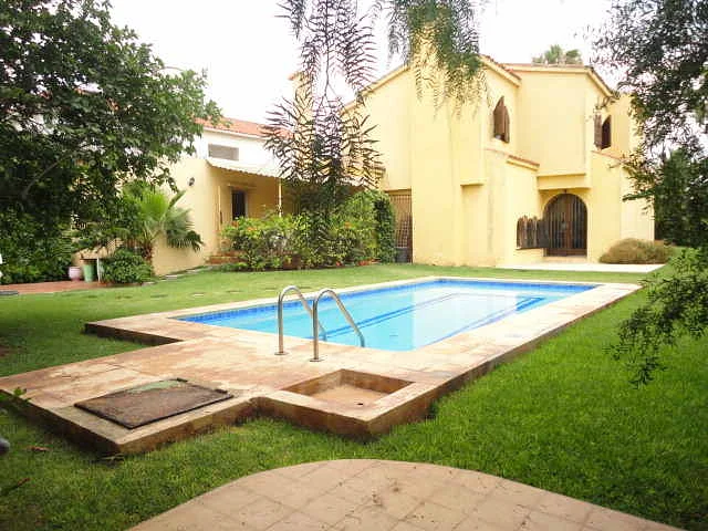 Villa met zwembad in rustige wijk Oasis