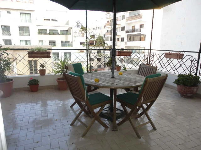 Gerenoveerd appartement met terras in Casablanca