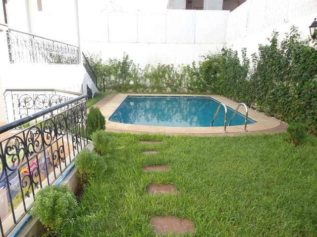 Prachtige Villa met Zwembad in Nouasseur