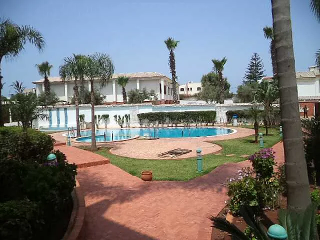 Appartement op de begane grond met zwembad nabij het strand