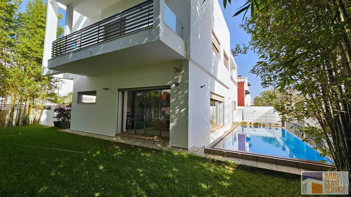 Moderne Villa met Zwembad en Tuin in Témara