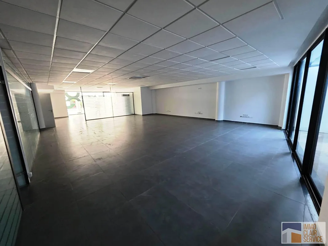Nieuw Showroom te Huur in Veilig Woongebied Rabat