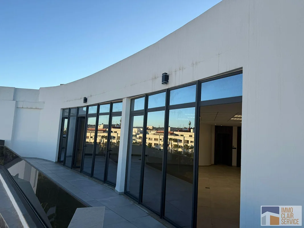 Goed Gelegen Kantoor met Terras in Rabat