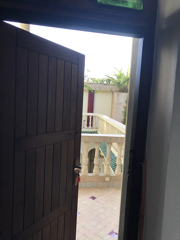 منزل رائع للبيع في العرائش مع شرفة وحدائق