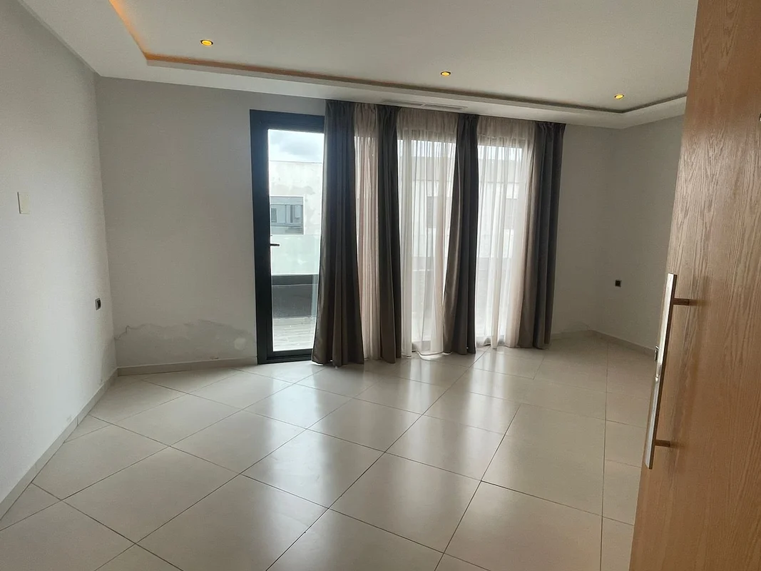 شقة للإيجار في طنجة مع تراس ومرآب