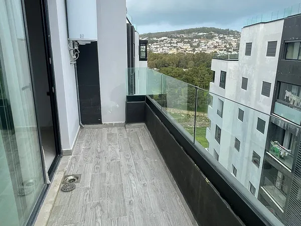 شقة للإيجار في طنجة مع تراس ومرآب