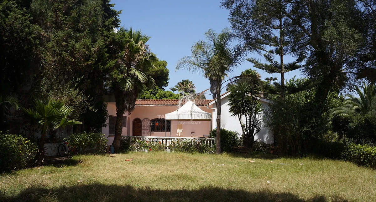 منزل فخم مع حديقة وإطلالة على المدينة