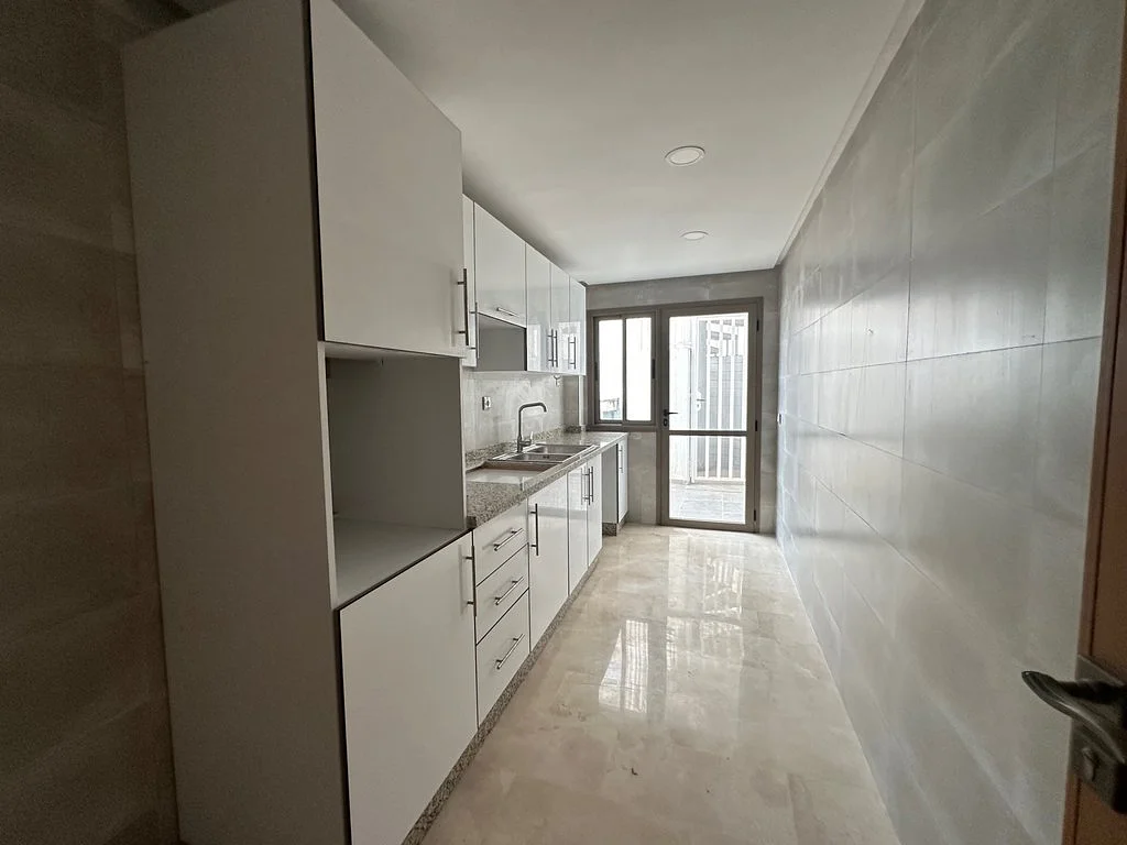 شقة جديدة مع فناء