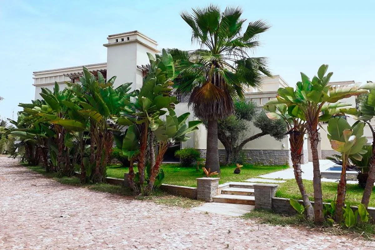 فيلا فاخرة بمساحة شاسعة