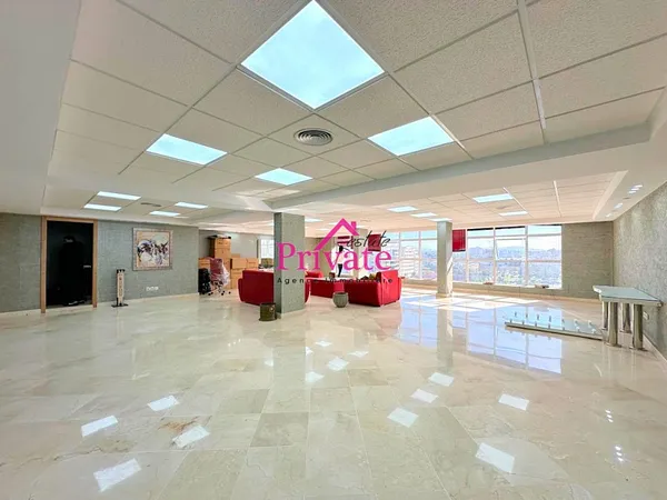 Te Huur: Licht Bureau in Administratief District Tanger