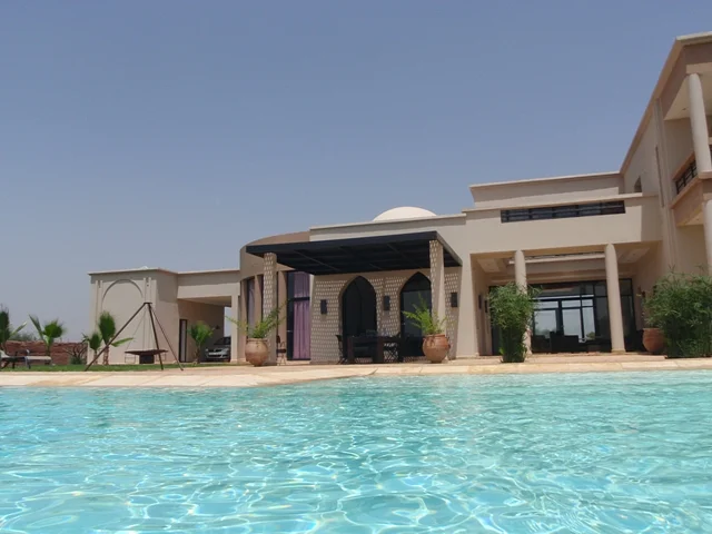 LOUE Villa semi meublÃ©e | 4 Chambres - 4 SDB | 3 salons | piscine | jardin