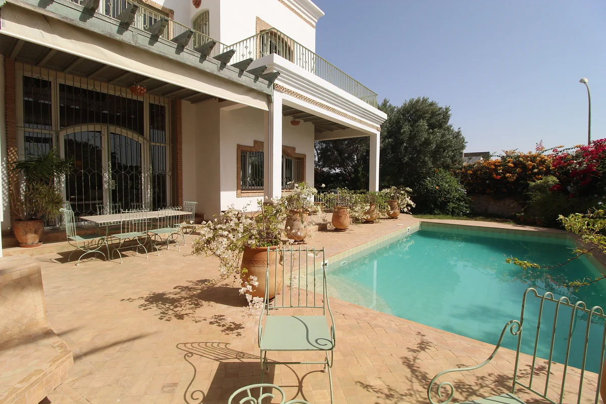 Magnifique villa avec piscine à Illigh