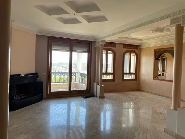 SPACIEUX APPARTEMENT A LOUER A TANGER AVEC TERRASSE ET GARAGE / REFERENCE : LTAA30726