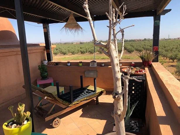 Appartement met grote terras en zwembad