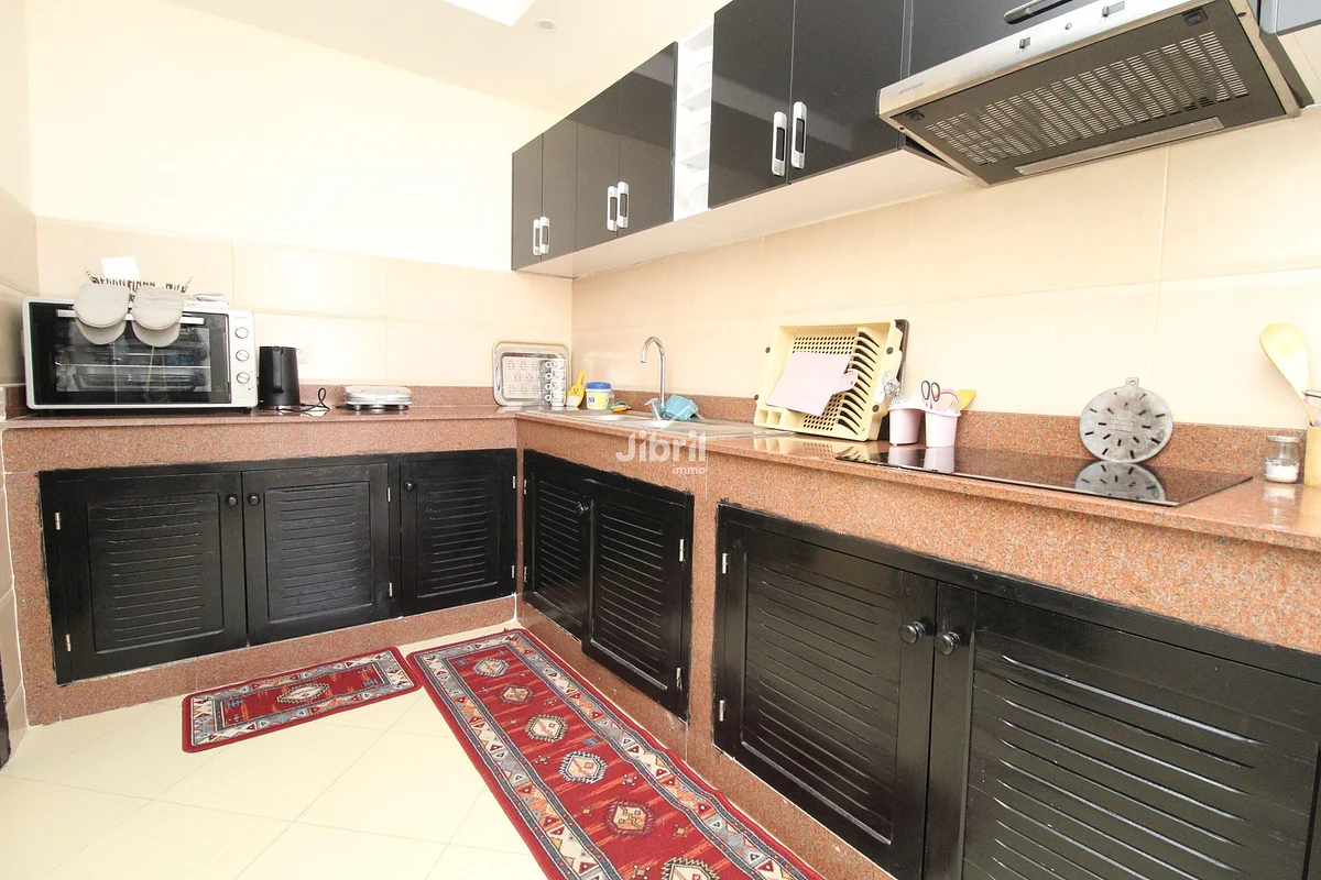 Mooi gemeubeld appartement op de bovenste verdieping in Hay Mohammadi