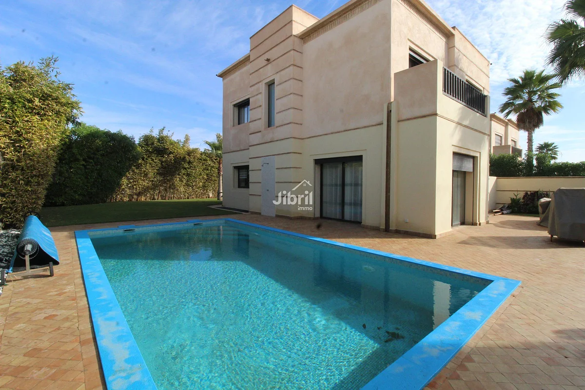 PREMIUM – Villa de luxe à vendre à Agadir avec piscine chauffée, jardin et énergie solaire