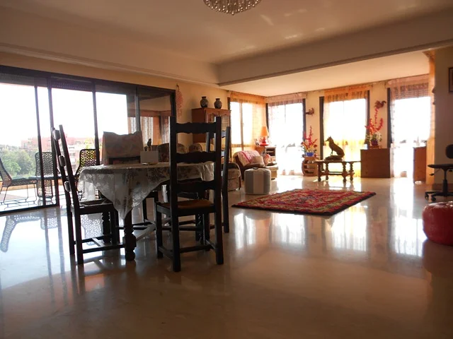 شقة فاخرة مع تراس واسع في مراكش