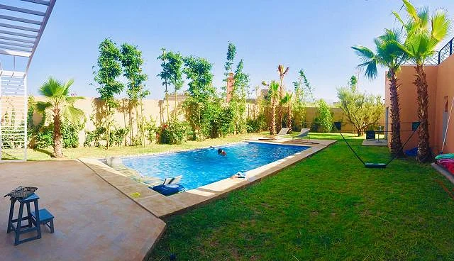 فيلا عصرية مع حديقة ومسبح في مراكش