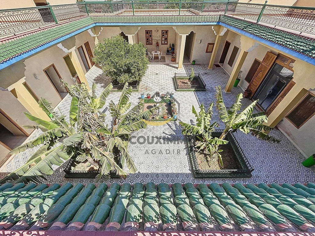 Betoverend Domein met Uitzicht op Bergen