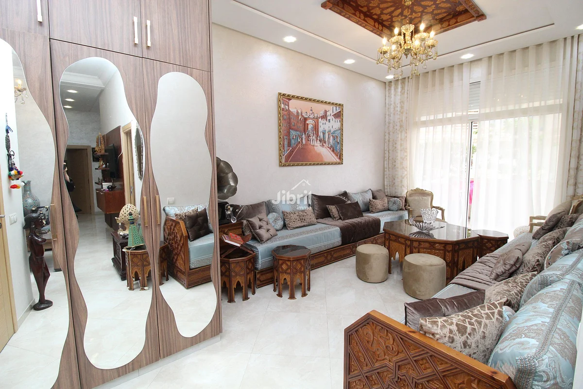 Ruim gemeubeld appartement met terras en parkeergelegenheid