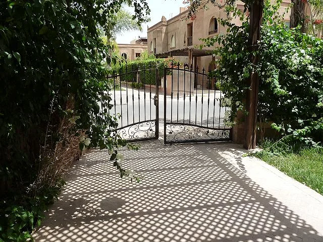 Villa 300 m2 | 4 Ch | terrace | 4 Sdb | jardin | piscine | 4.500.000-Dh