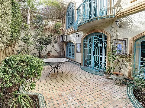 Prachtige villa in Founty met garage