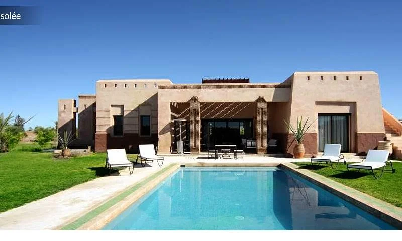 Vrijstaande villa met zwembad en tuin