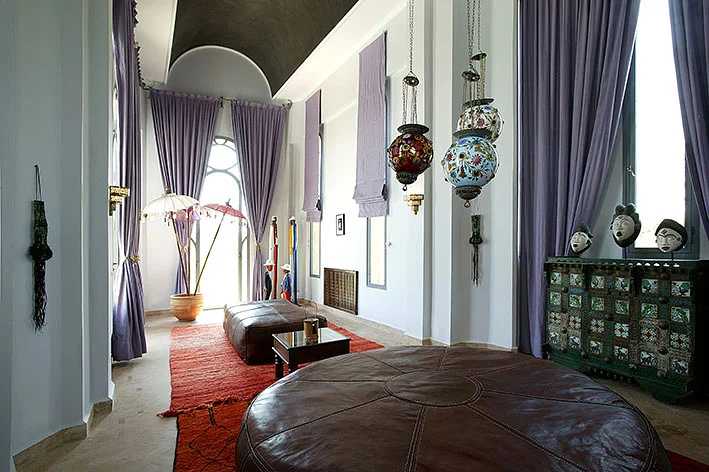 Luxury Villa with Landscaped Gardens and Pool