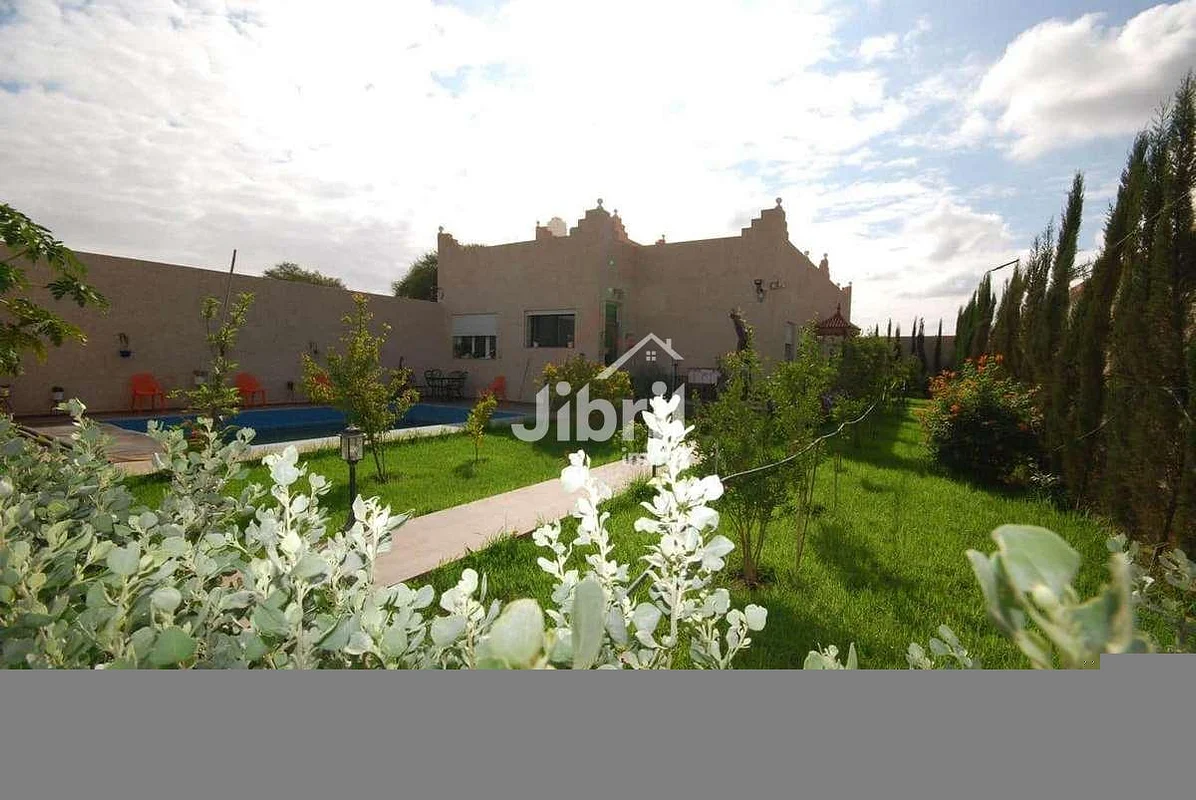 Villa neuve à 6 kms de l'aéroport avec beau jardin