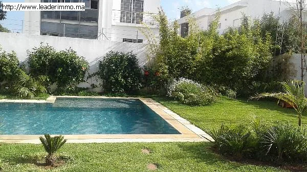 Te Huur: Luxe Villa met Tuin en Zwembad in Rabat | Domio.ma