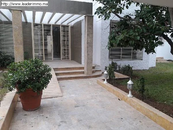 Villa in Rabat Hassan met Groot Tuin | Domio.ma