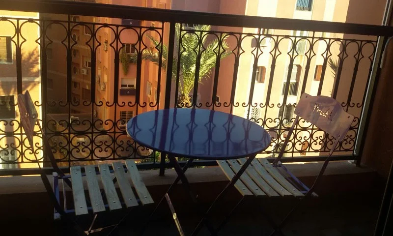 Te Huur Gemeubeld Appartement met Balkon voor 5.000 MAD | Domio.ma