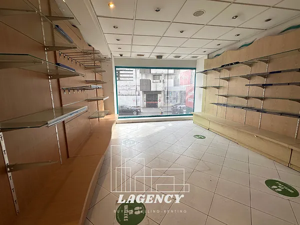 Winkel op de hoofdstraat in Agdal