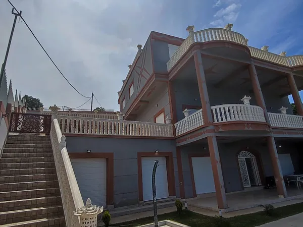 VILLA MEUBLÉ DE 10 PIÈCES À VENDRE