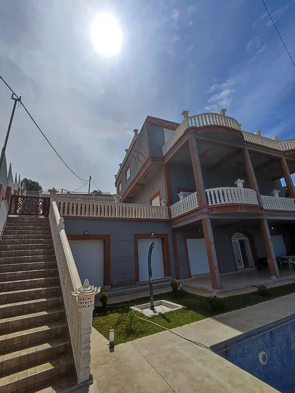 GEMEUBELDE VILLA MET UITZICHT OP DE ZEE
