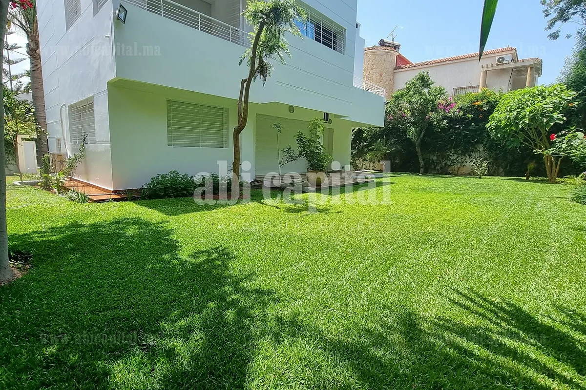 Villa met grote tuin te huur