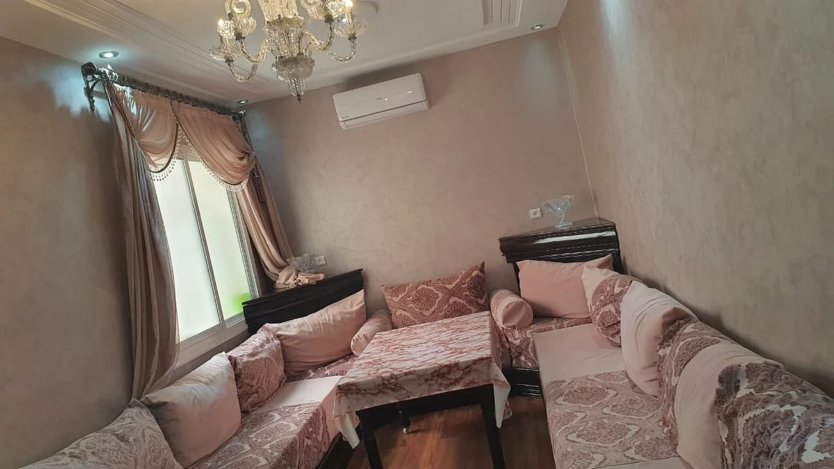 Appartement te huur in Hay Almatar met uitzicht op zee