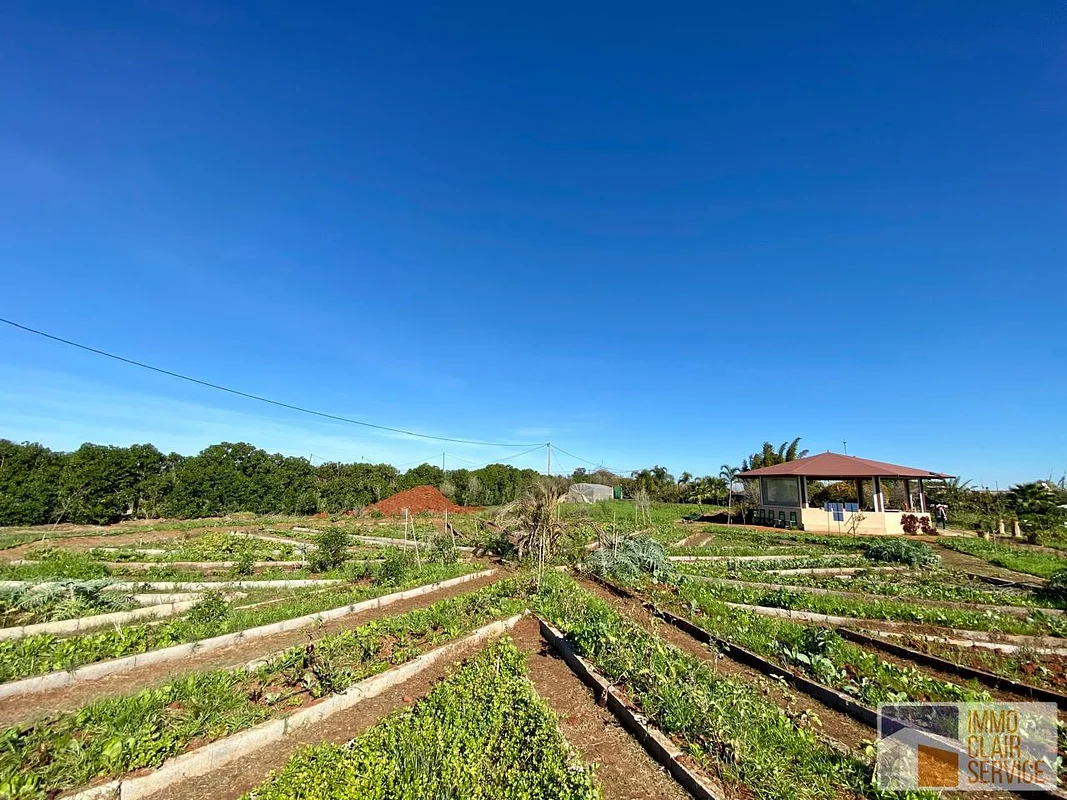 Landbouwgrond met waterput en moderne boerderij