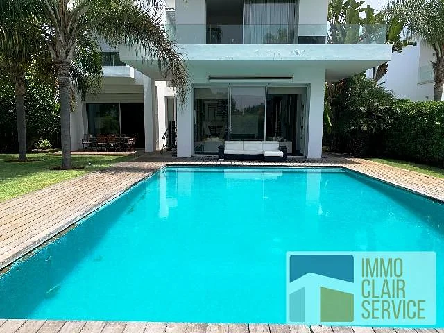 Moderne Villa met Zwembad en Golfzicht