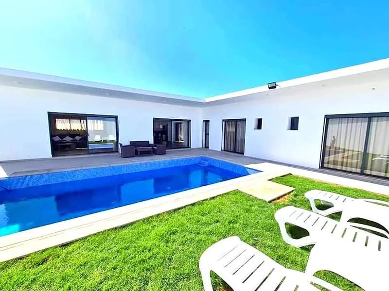 فيلا للإيجار مع مسبح خاص في الناظور